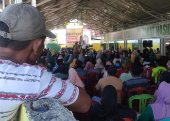Salah satu warga Desa Pohuwato Timur, yang antusias mengikuti sosialisasi Anggota DPD RI, Syarif Mbuinga.