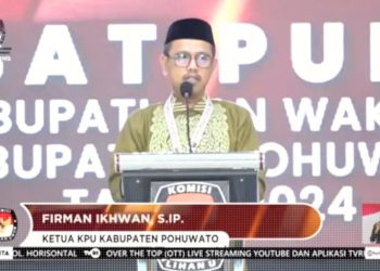 Ketua KPU Pohuwato, Firman Ikhwan, saat memberikan sambutan pada debat putaran kedua, Sabtu (9/11/2024).