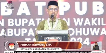 Ketua KPU Pohuwato, Firman Ikhwan, saat memberikan sambutan pada debat putaran kedua, Sabtu (9/11/2024).