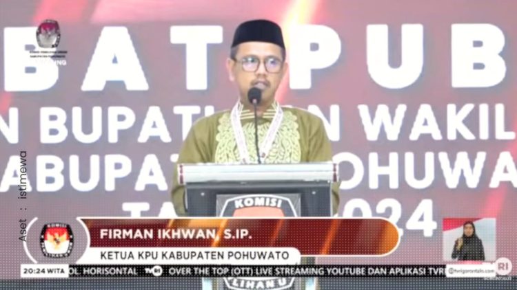 Ketua KPU Pohuwato, Firman Ikhwan, saat memberikan sambutan pada debat putaran kedua, Sabtu (9/11/2024).