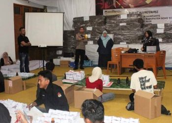 Sortir lipat surat suara Pilkada 2024 oleh KPU Bone Bolango.