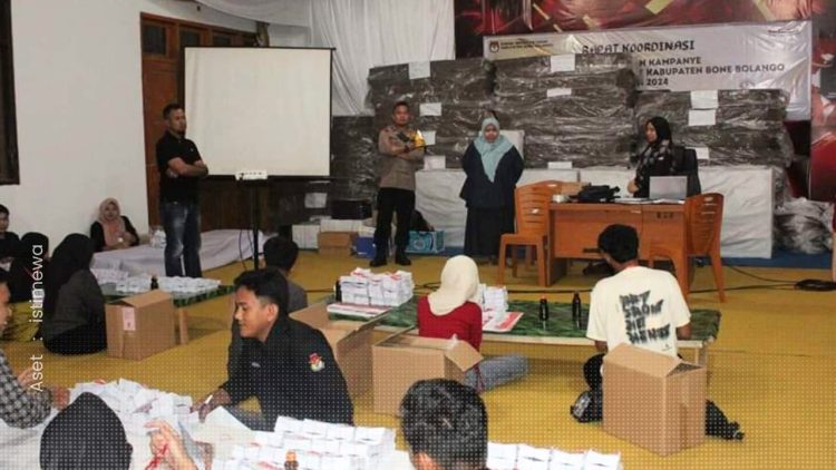 Sortir lipat surat suara Pilkada 2024 oleh KPU Bone Bolango.
