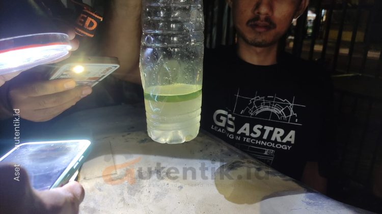 BBM diduga tercampur air dari salah satu kendaraan warga yang melakukan pengisian di SPBU Marisa, Kamis (5/12/2024).