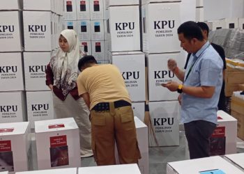 Ketua Bawaslu Pohuwato, Yolanda Harun, saat melakukan pengawasan langsung proses penyortiran Logistik Pilkada 2024.