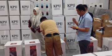 Ketua Bawaslu Pohuwato, Yolanda Harun, saat melakukan pengawasan langsung proses penyortiran Logistik Pilkada 2024.