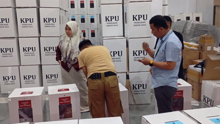 Ketua Bawaslu Pohuwato, Yolanda Harun, saat melakukan pengawasan langsung proses penyortiran Logistik Pilkada 2024.