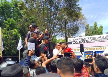 Bupati Nelson Pomalingo saat menjawab tuntutan aksi masa dari aparat desa se Kabupaten Gorontalo, Senin (9/12/2024).