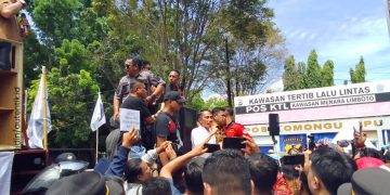 Bupati Nelson Pomalingo saat menjawab tuntutan aksi masa dari aparat desa se Kabupaten Gorontalo, Senin (9/12/2024).
