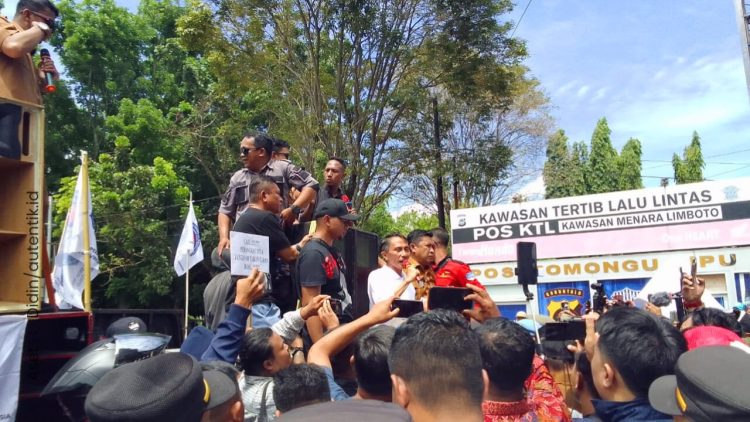 Bupati Nelson Pomalingo saat menjawab tuntutan aksi masa dari aparat desa se Kabupaten Gorontalo, Senin (9/12/2024).