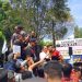 Bupati Nelson Pomalingo saat menjawab tuntutan aksi masa dari aparat desa se Kabupaten Gorontalo, Senin (9/12/2024).
