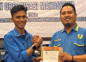 Calon tunggal Ketua KNPI Provinsi Gorontalo, Riyanto Ismail (kanan) saat menerima rekomendasi Kabupaten/Kota.