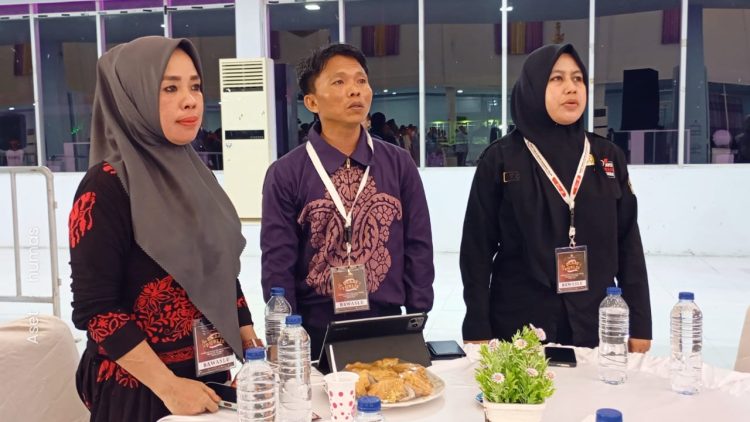 Komisioner beserta jajaran  Bawaslu Kabupaten Pohuwato saat menghadiri debat kandidat, Minggu (17/11/2024).