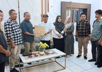 Bawaslu Pohuwato saat ikut mendampingi KPU menyerahkan logistik Pilkada 2024, Rabu (4/12/2024).