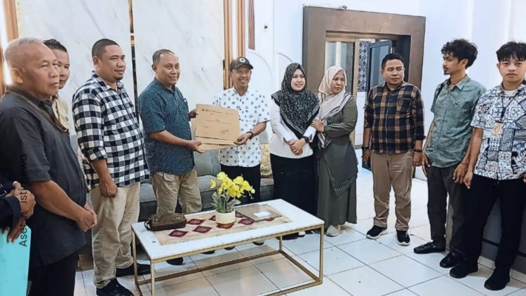 Bawaslu Pohuwato saat ikut mendampingi KPU menyerahkan logistik Pilkada 2024, Rabu (4/12/2024).