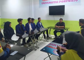 Sekretaris LPM Universitas Pohuwato saat menerima kunjungan PT GSM, Kamis (19/12/2024).