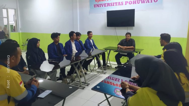 Sekretaris LPM Universitas Pohuwato saat menerima kunjungan PT GSM, Kamis (19/12/2024).