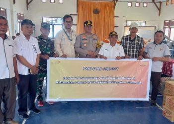 Penyerahan bantuan kemanusiaan untuk korban banjir di Kecamatan Paguat, Rabu (18/12/2024).