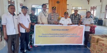 Penyerahan bantuan kemanusiaan untuk korban banjir di Kecamatan Paguat, Rabu (18/12/2024).