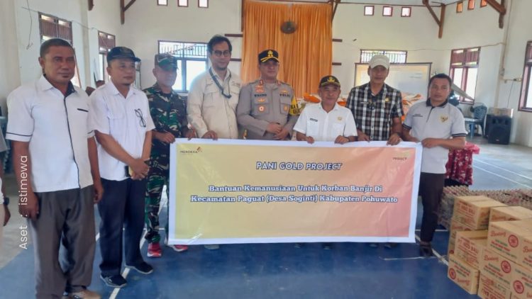 Penyerahan bantuan kemanusiaan untuk korban banjir di Kecamatan Paguat, Rabu (18/12/2024).
