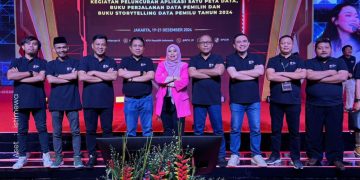 Kordiv Rendatin KPU Pohuwato, Usman Dunda (ketiga kiri), saat hadir dalam launching satu peta data.