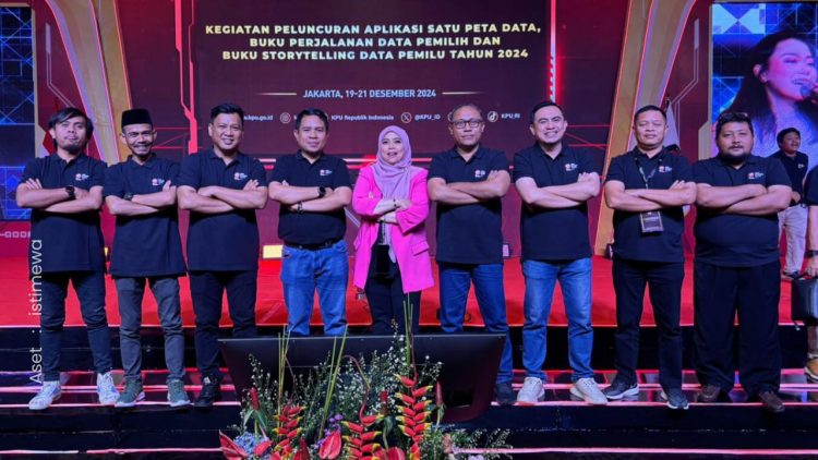 Kordiv Rendatin KPU Pohuwato, Usman Dunda (ketiga kiri), saat hadir dalam launching satu peta data.