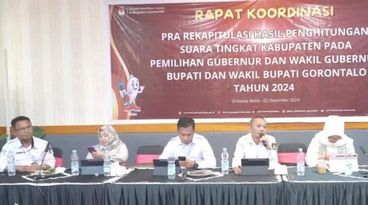 KPU Kabupaten Gorontalo saat menggelar Rakor pra rekapitulasi hasil perhitungan suara, Senin (2/12/2024).