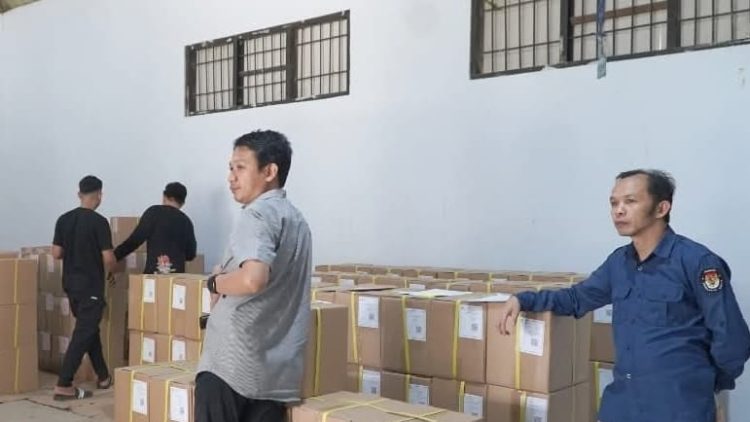 Logistik Pilkada 2024 saat tiba di gudang penyimpanan logistik KPU Kabupaten Gorontalo.