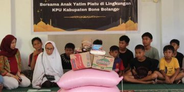 KPU Bone Bolango berbagi.