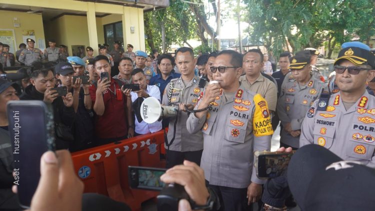 Irjen. Pol. Pudji Prasetijanto Hadi saat menyampaikan permohonan maaf kepada Jurnalis Gorontalo atas insiden dugaan pemukulan oknum Anggota Polri kepada Jurnalis RTV.