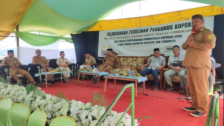 Kepala Dinas Perindagkop UMKM Pohuwato saat memberikan sambutan dalam pemilihan pengurus koperasi.