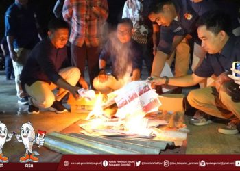 KPU Kabupaten Gorontalo bersama stakeholder saat memusnahkan surat suara rusak.