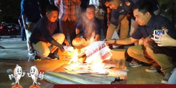 KPU Kabupaten Gorontalo bersama stakeholder saat memusnahkan surat suara rusak.
