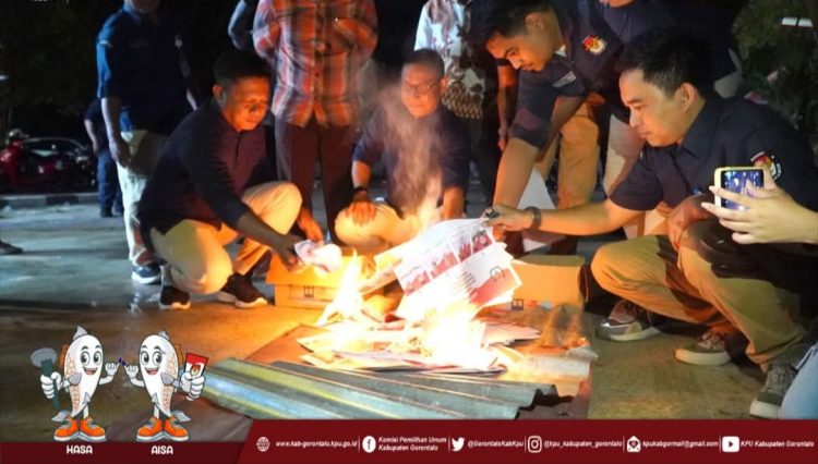 KPU Kabupaten Gorontalo bersama stakeholder saat memusnahkan surat suara rusak.