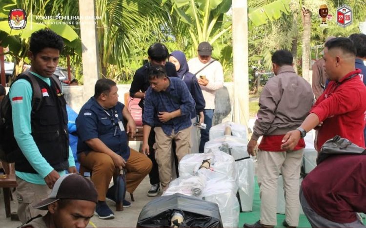 Distribusi logistik Pilkada serentak untuk Pemilihan Gubernur dan Wakil Gubernur, serta Bupati dan Wakil Bupati Bone Bolango.