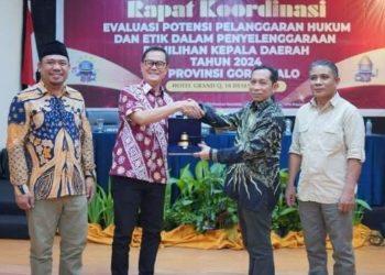 Anggota DKPP RI, Muhammad Tio Aliansyah (kedua kanan) saat hadir dalam Rapat koordinasi evaluasi potensi pelanggaran Pilkada 2024.