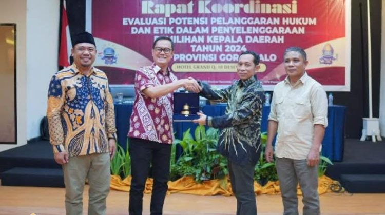 Anggota DKPP RI, Muhammad Tio Aliansyah (kedua kanan) saat hadir dalam Rapat koordinasi evaluasi potensi pelanggaran Pilkada 2024.