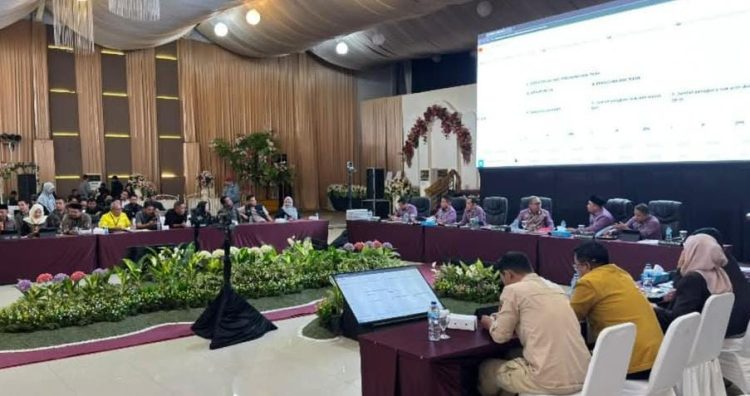 Rapat Pleno Terbuka Rekapitulasi Hasil Penghitungan Perolehan Suara Pemilihan Gubernur dan Wakil Gubernur Gorontalo pada Jumat (06/12/2024).