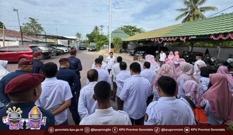 Apel Pagi Rutin di Halaman Kantor KPU Provinsi Gorontalo, Senin (9/12/2024).