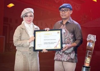 Ketua KPU Provinsi Gorontalo, Sophian Rahmola, saat menerima penghargaan Anugerah SPIP 2024.