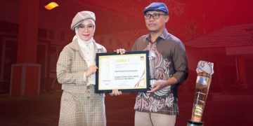 Ketua KPU Provinsi Gorontalo, Sophian Rahmola, saat menerima penghargaan Anugerah SPIP 2024.