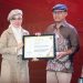 Ketua KPU Provinsi Gorontalo, Sophian Rahmola, saat menerima penghargaan Anugerah SPIP 2024.