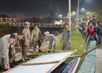 Proses pembersihan Alat Peraga Kampanye saat memasuki masa tenang Pilkada 2024.