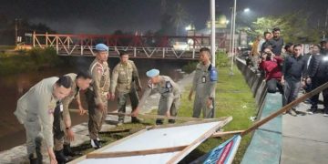 Proses pembersihan Alat Peraga Kampanye saat memasuki masa tenang Pilkada 2024.