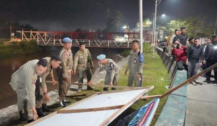 Proses pembersihan Alat Peraga Kampanye saat memasuki masa tenang Pilkada 2024.