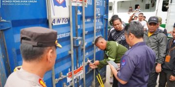 Pembukaan segel peti kemas Logistik Pilkada 2024.
