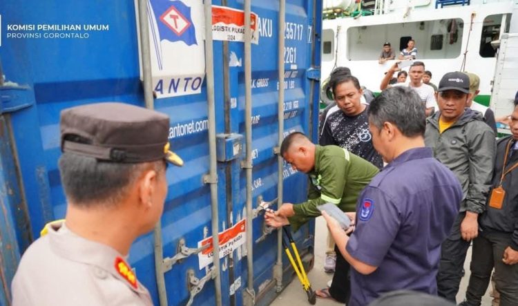 Pembukaan segel peti kemas Logistik Pilkada 2024.