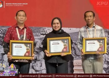 Komisioner KPU Provinsi Gorontalo, Hendrik Imran (kiri) usai menerima penghargaan pengelolaan rekapitulasi perolehan suara dan penetapan hasil Pemilihan Serentak Tahun 2024.