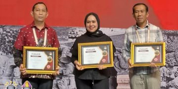 Komisioner KPU Provinsi Gorontalo, Hendrik Imran (kiri) usai menerima penghargaan pengelolaan rekapitulasi perolehan suara dan penetapan hasil Pemilihan Serentak Tahun 2024.