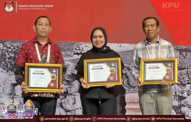 Komisioner KPU Provinsi Gorontalo, Hendrik Imran (kiri) usai menerima penghargaan pengelolaan rekapitulasi perolehan suara dan penetapan hasil Pemilihan Serentak Tahun 2024.