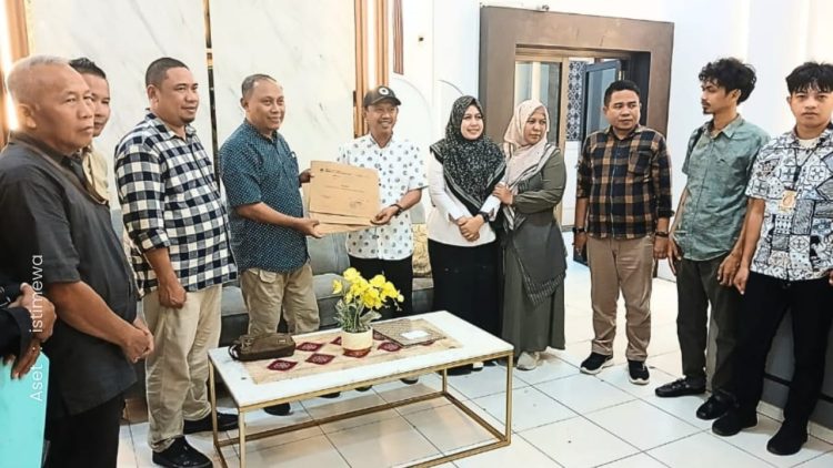 Penyerahan hasil rekapitulasi perhitungan suara Pilkada 2024 kepada KPU Provinsi Gorontalo.